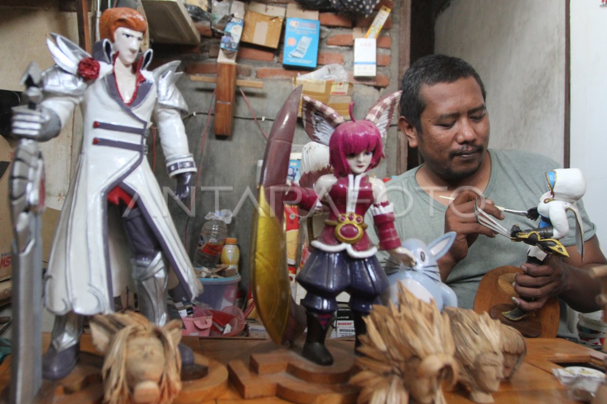 Kerajinan action figure dari kayu limbah