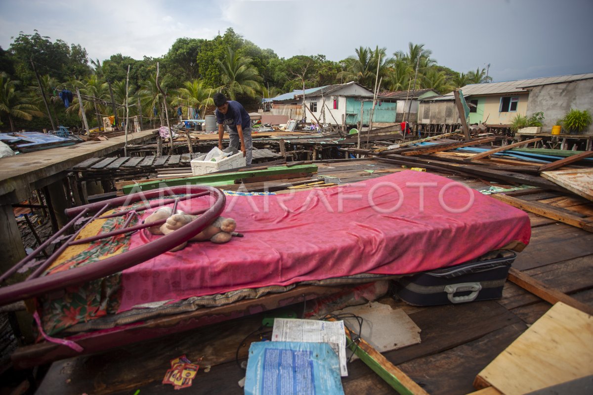 Dampak Angin Puting Beliung Di Pulau Kasu | ANTARA Foto