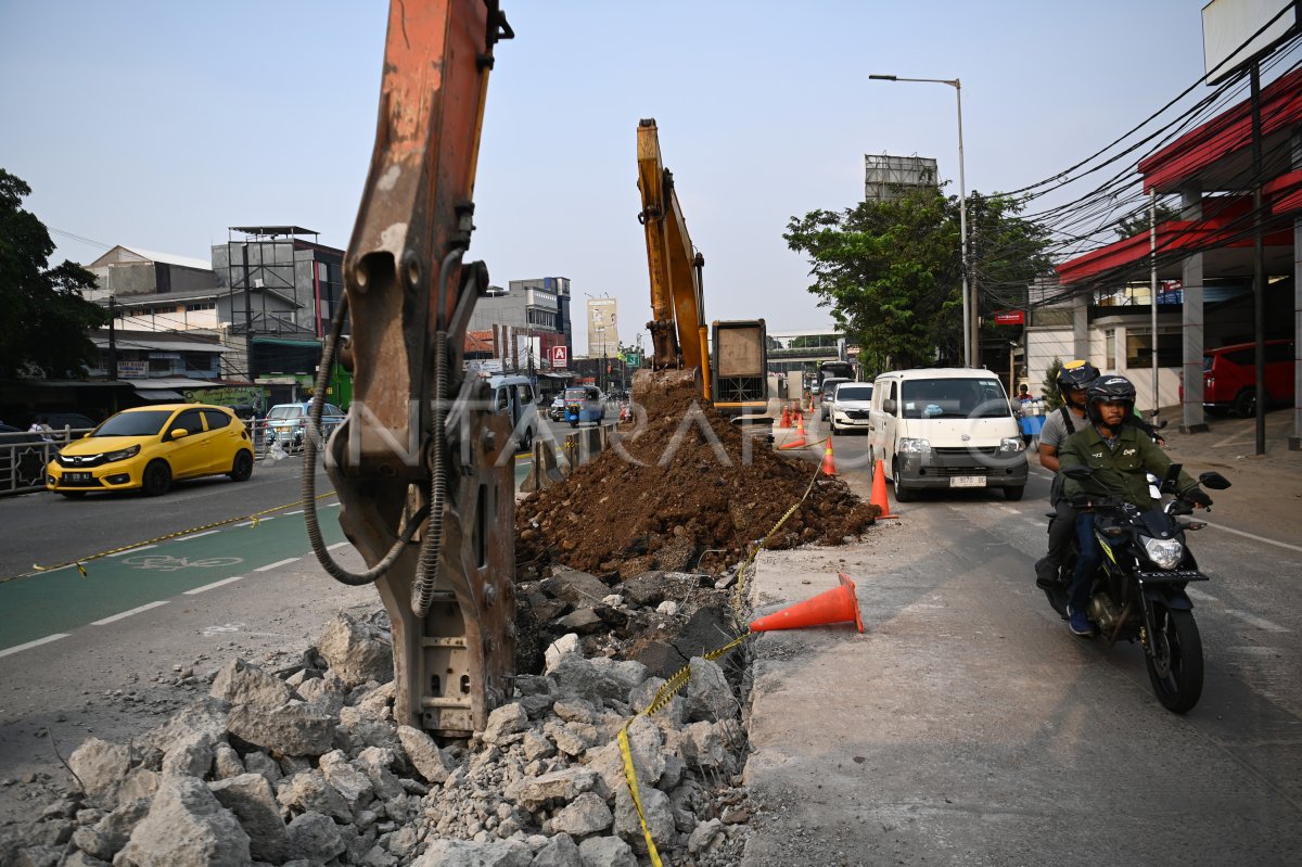 Pembangunan Drainase Di Jakarta Selatan | ANTARA Foto