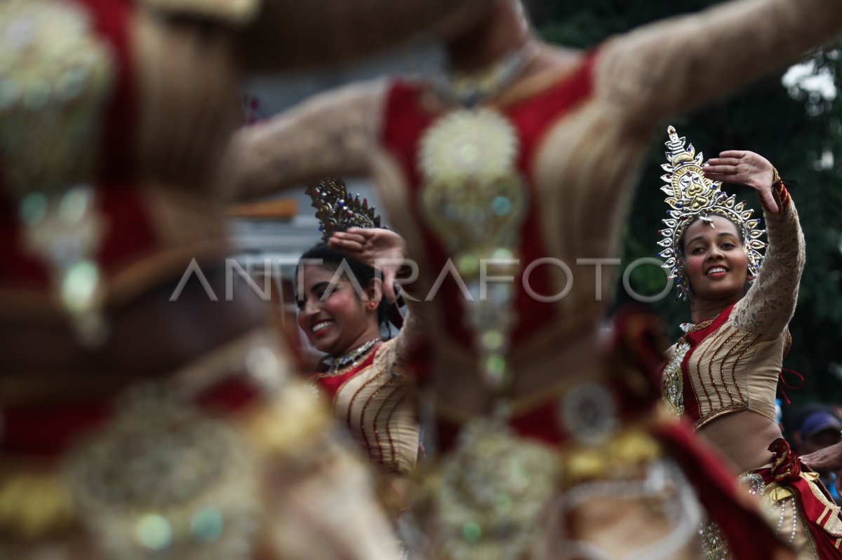 Parade Surabaya Cross Culture International Folk Art Festival ANTARA Foto