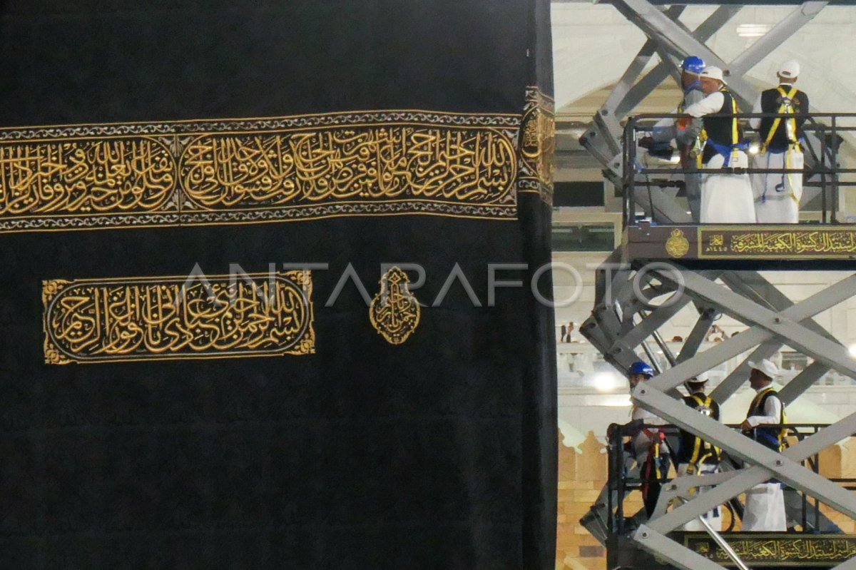 Penggantian Kiswah Kabah Antara Foto