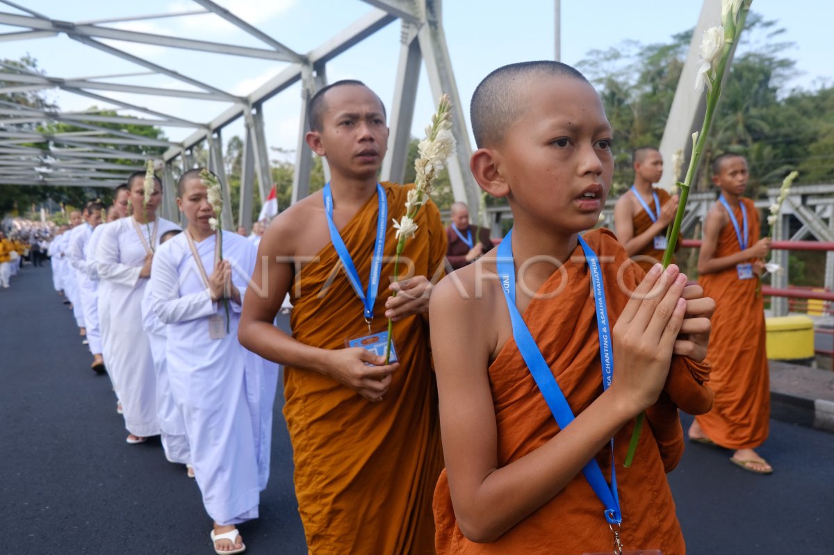 Arak-arakan Asalha Mahapuja 2023 di Borobudur
