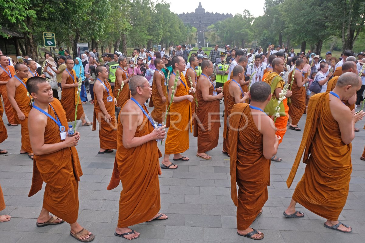 Arak-arakan Asalha Mahapuja 2023 di Borobudur