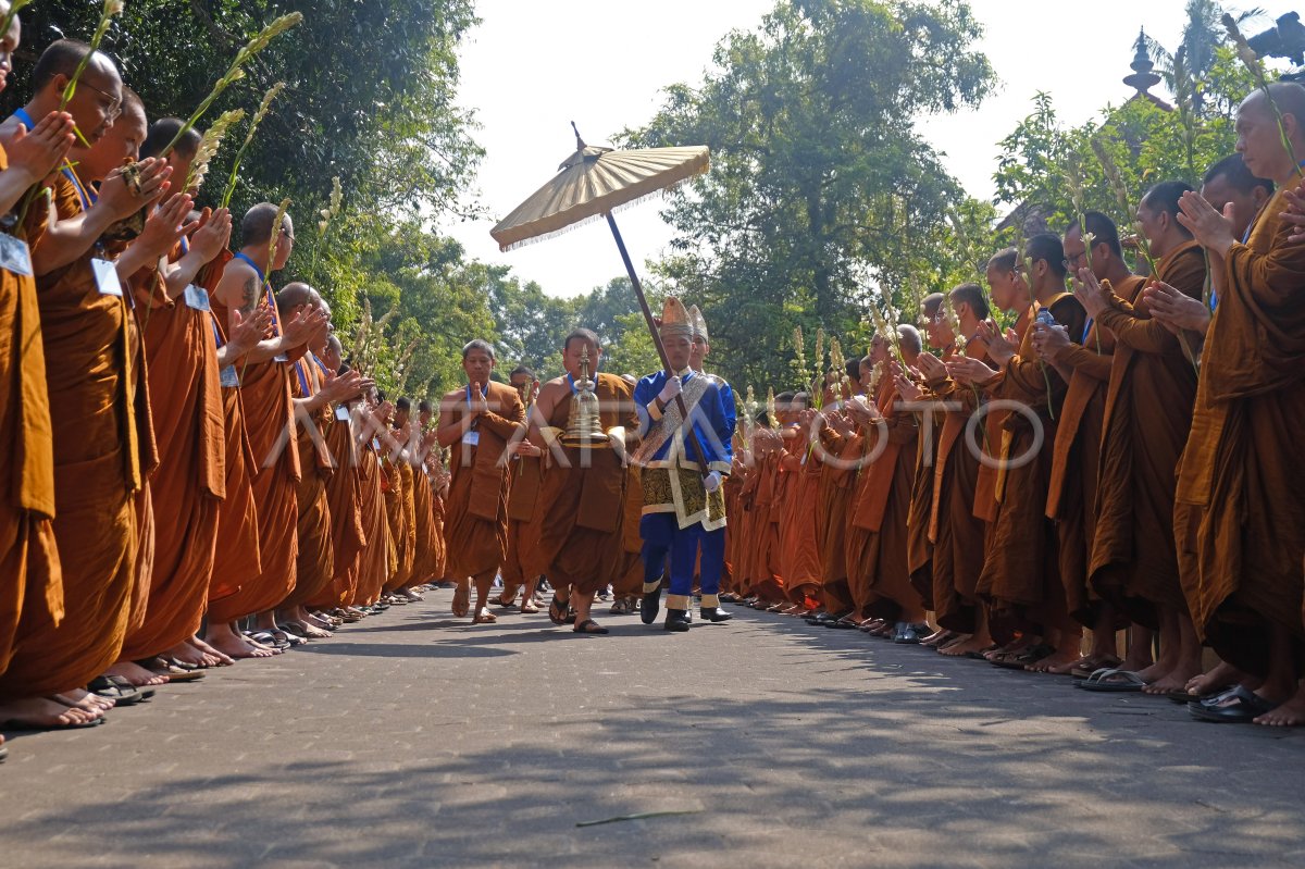 Arak-arakan Asalha Mahapuja 2023 di Borobudur