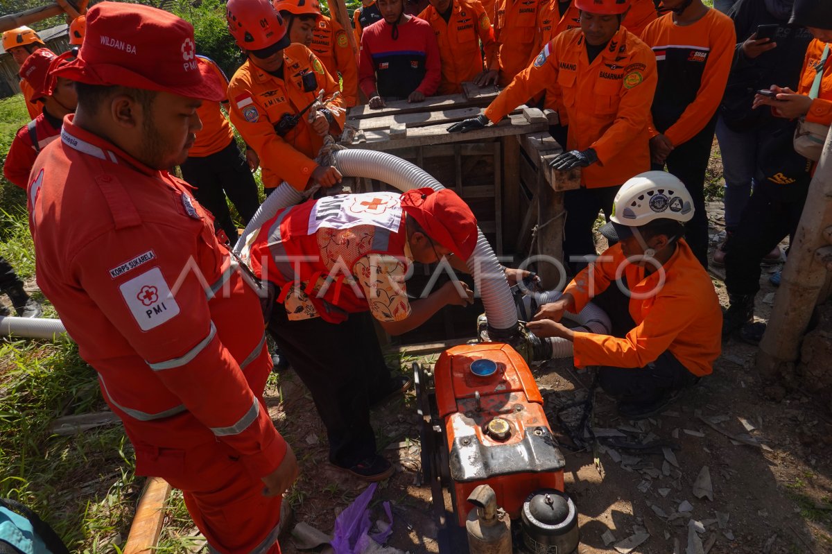 Evakuasi Penambang Emas Terjebak Di Lubang Tambang Banyumas | ANTARA Foto