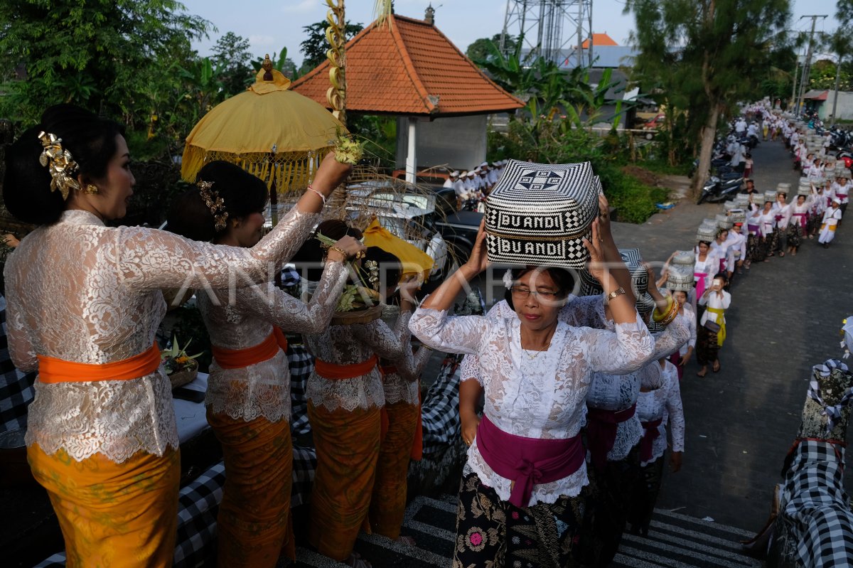 Rangkaian Persembahyangan Galungan Di Bali | ANTARA Foto