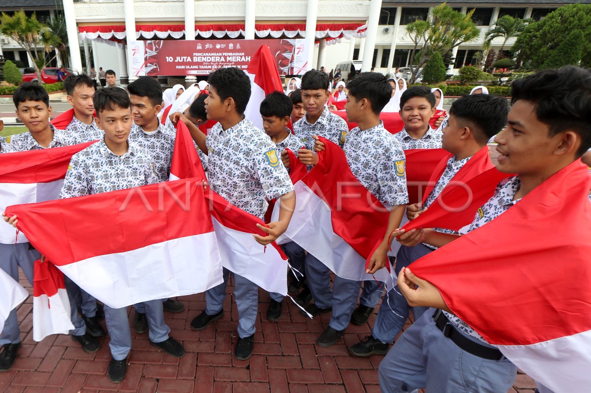 Pembagian 10 Juta Bendera Merah Putih Di Aceh | ANTARA Foto