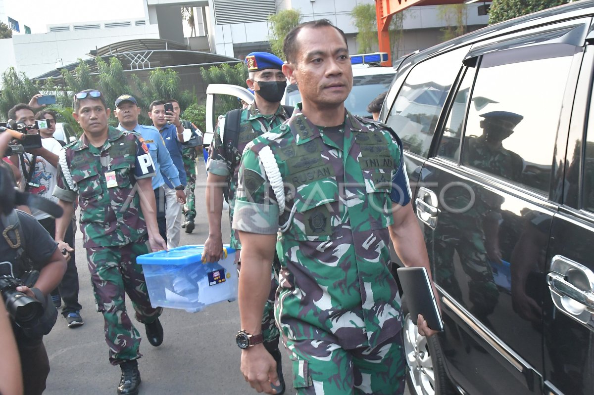 KPK Dan Puspom TNI Geledah Kantor Basarnas | ANTARA Foto