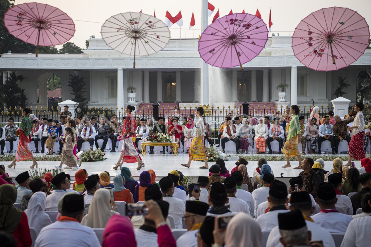 Peragaan Busana Istana Berkebaya Antara Foto