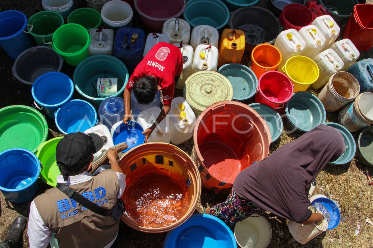 Penyaluran Bantuan Air Bersih Di Maros | ANTARA Foto