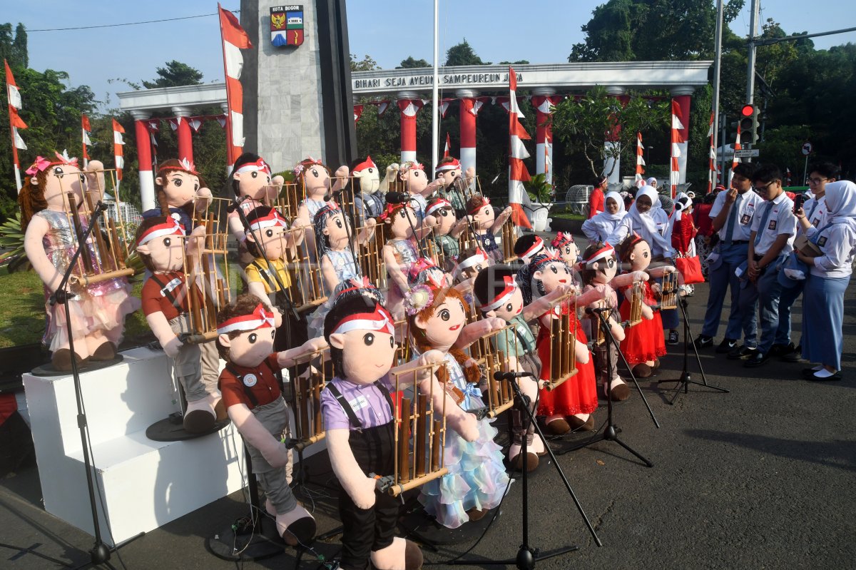 Boneka Bermain Angklung Di Hut Kemerdekaan Ri Antara Foto 6291