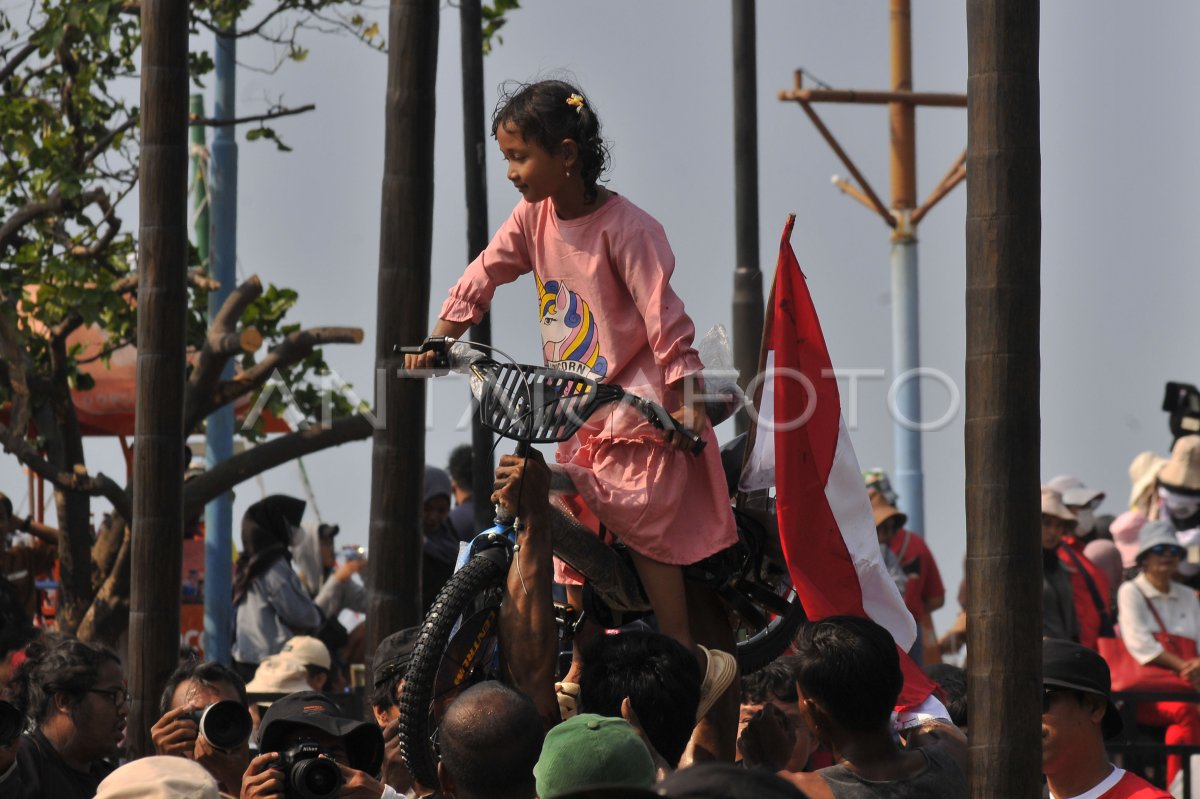 Lomba panjat pinang di Ancol