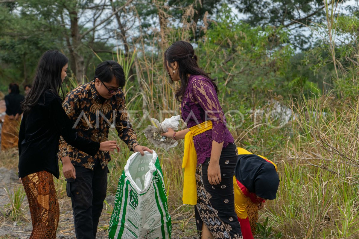 Mahasiswa bersihkan sampah di Lereng Merapi