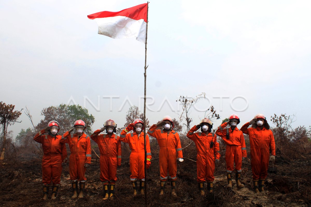 Upacar bendera di lokasi karhutla