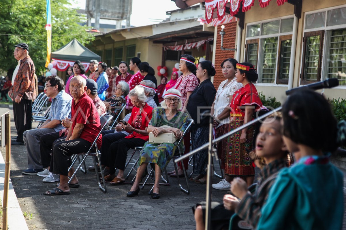 Upacara HUT Kemerdekaan RI siswa SLB dan Lansia | ANTARA Foto