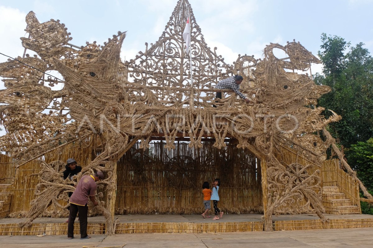 Pembuatan panggung FLG ramah lingkungan | ANTARA Foto