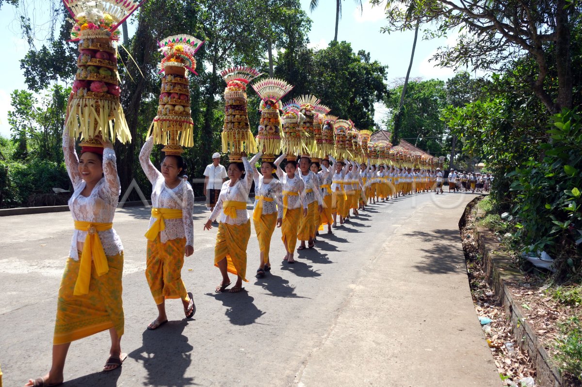 Tradisi Mapeed Alas Kedaton di Bali
