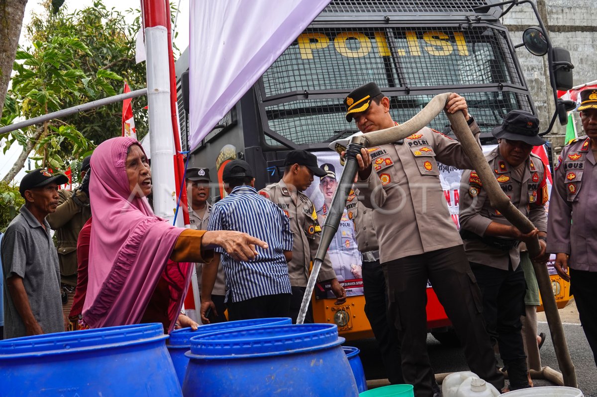 Polresta Banyumas Distribusikan Bantuan Air Bersih Antara Foto