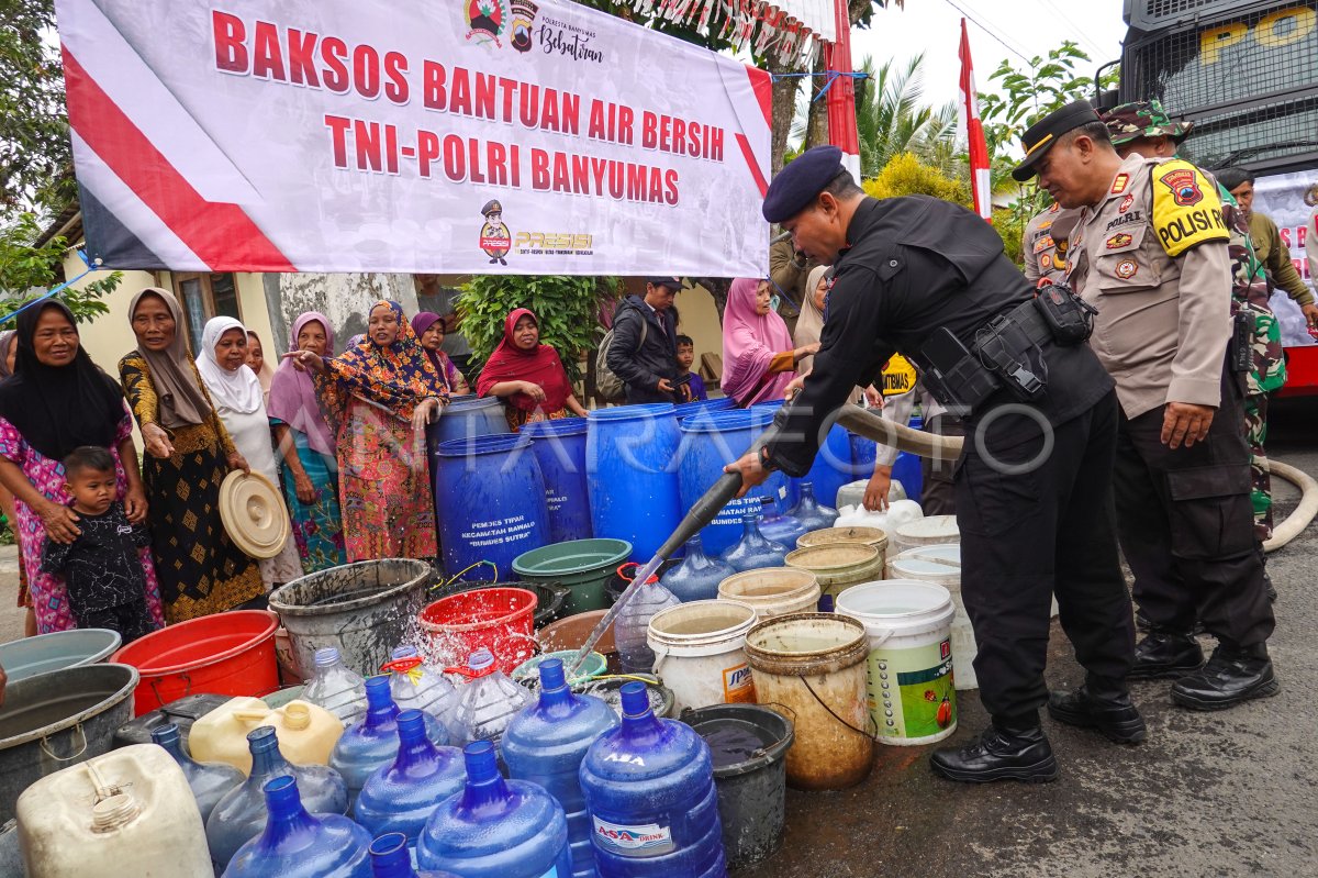 Polresta Banyumas Distribusikan Bantuan Air Bersih Antara Foto