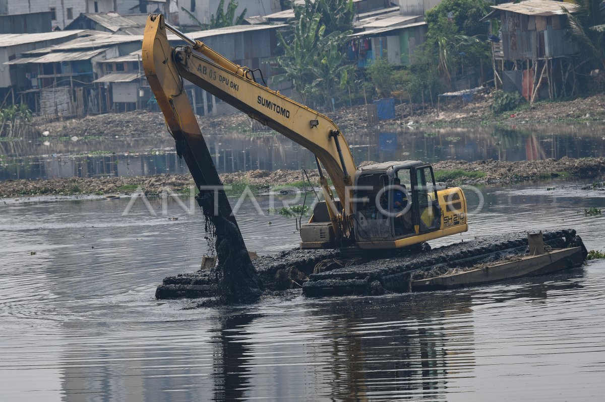 Pengerukan Sedimentasi Lumpur Waduk Pluit Jakarta | ANTARA Foto