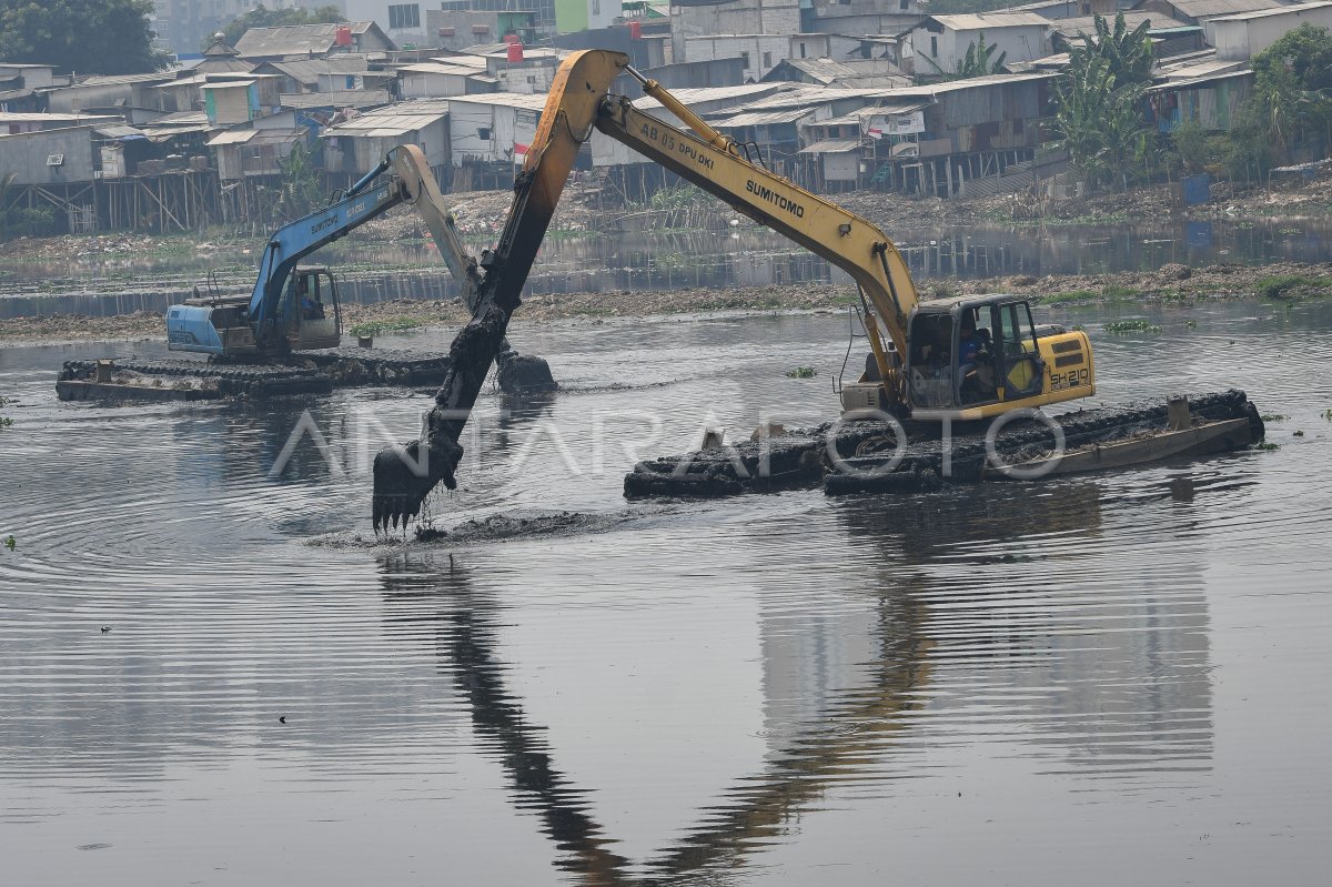 Pengerukan Sedimentasi Lumpur Waduk Pluit Jakarta | ANTARA Foto