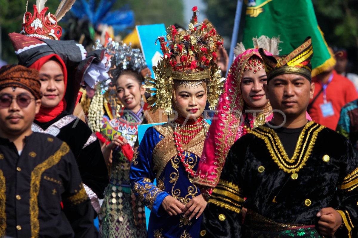 Mengenalkan busana adat nusantara | ANTARA Foto