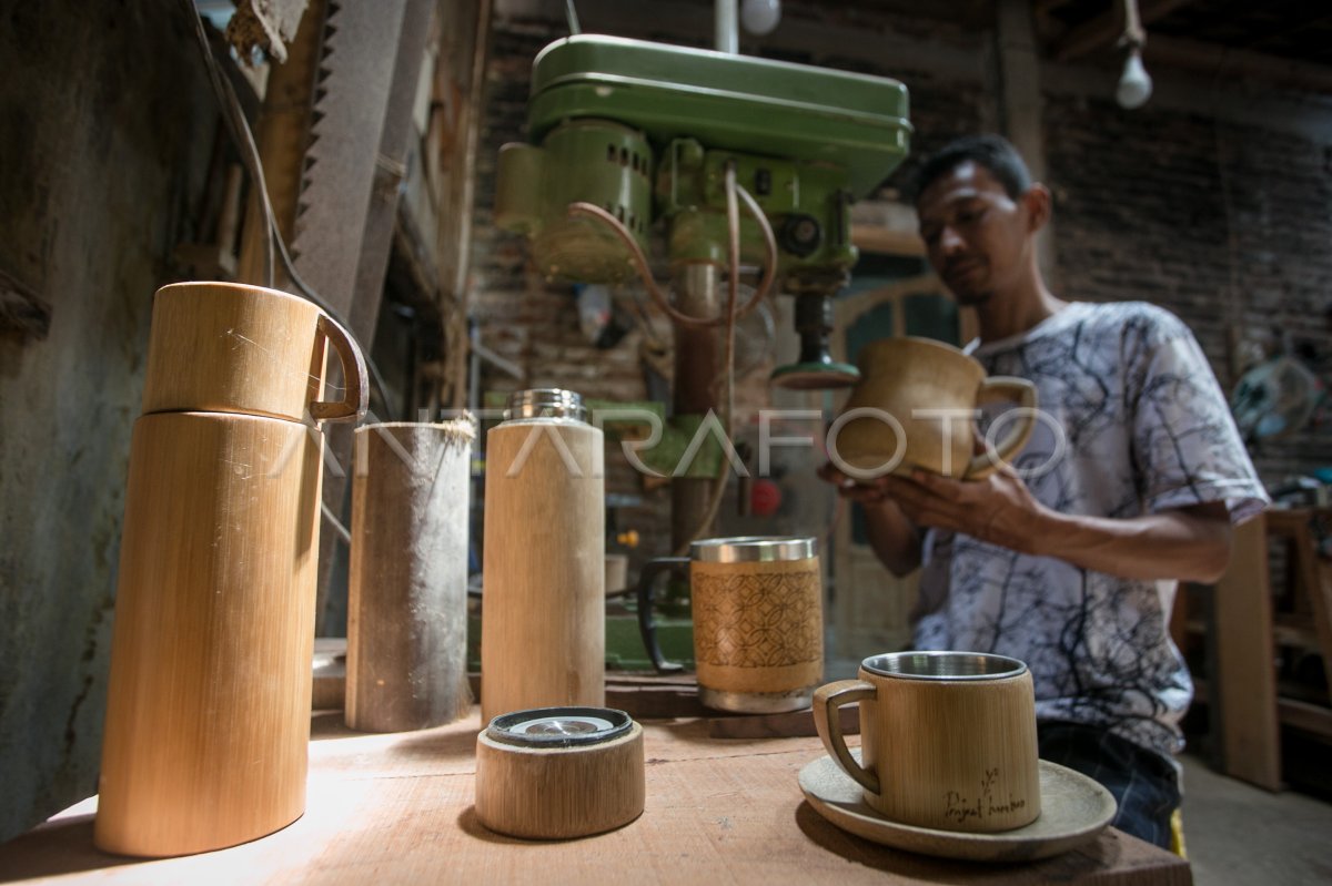 Kerajinan wadah air minum berbahan bambu