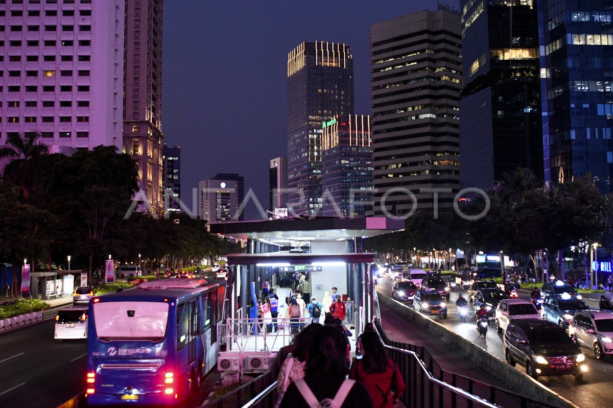 Halte TransJakarta Kembali Beroperasi | ANTARA Foto