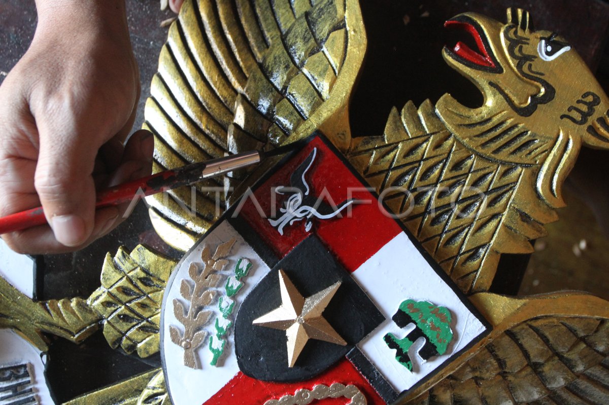 Kerajinan lambang Garuda Pancasila di Malang