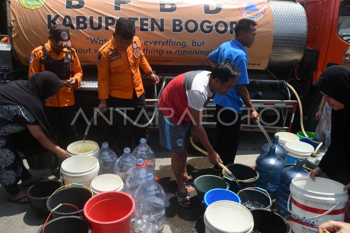 BPBD Kabupaten Bogor Distribusikan Air Bersih | ANTARA Foto