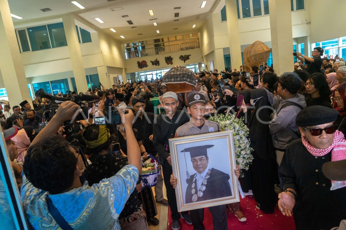 Prosesi pemakaman jenazah Rektor ISI Timbul Raharjo