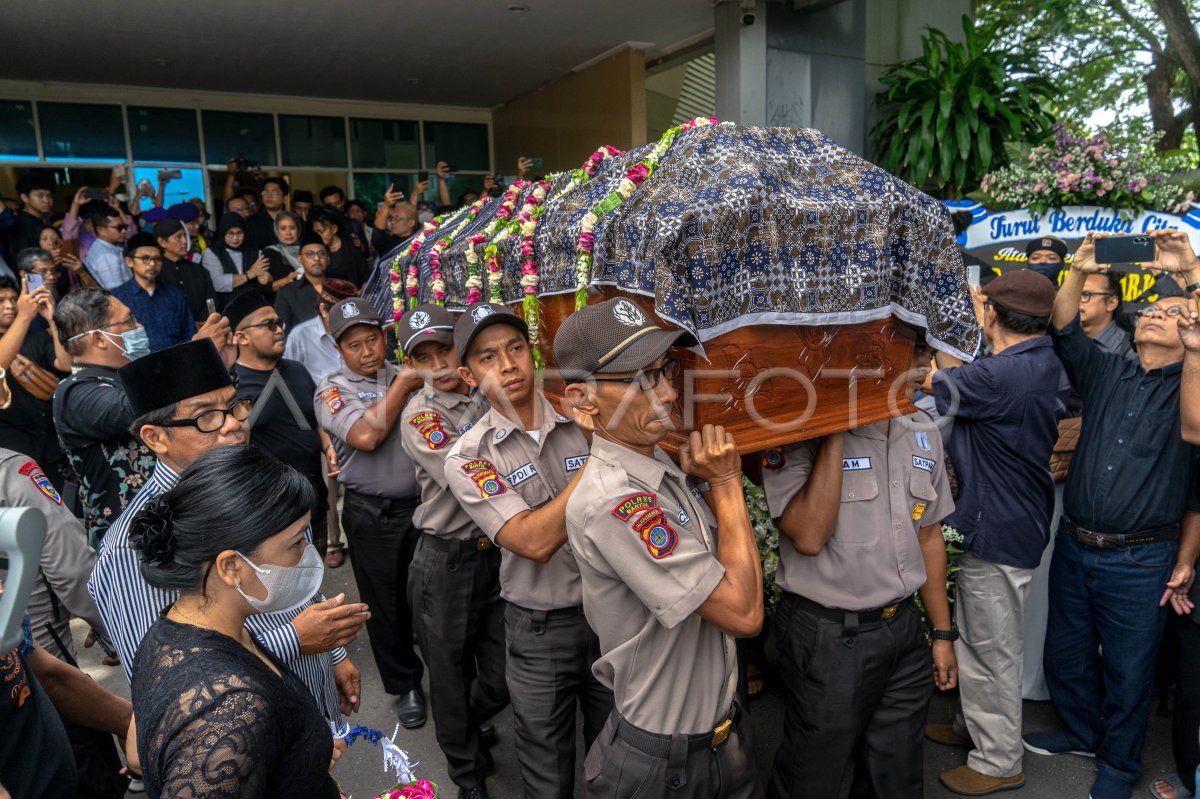 Prosesi pemakaman jenazah Rektor ISI Timbul Raharjo