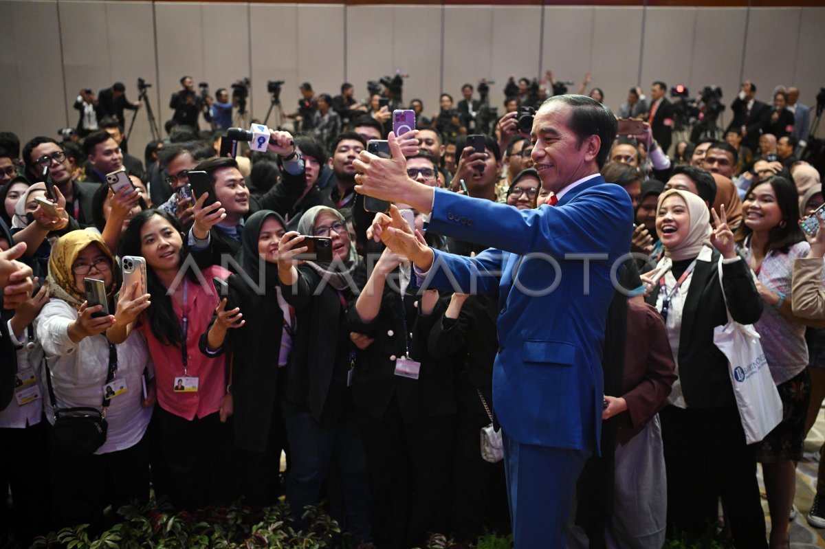 Presiden swafoto bersama jurnalis peliput KTT ASEAN
