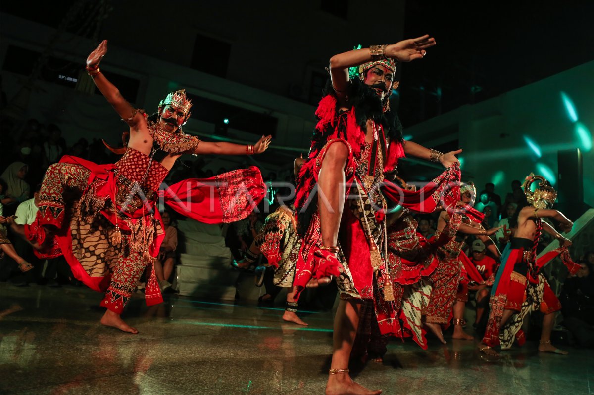 Pementasan wayang orang di kota lama Semarang