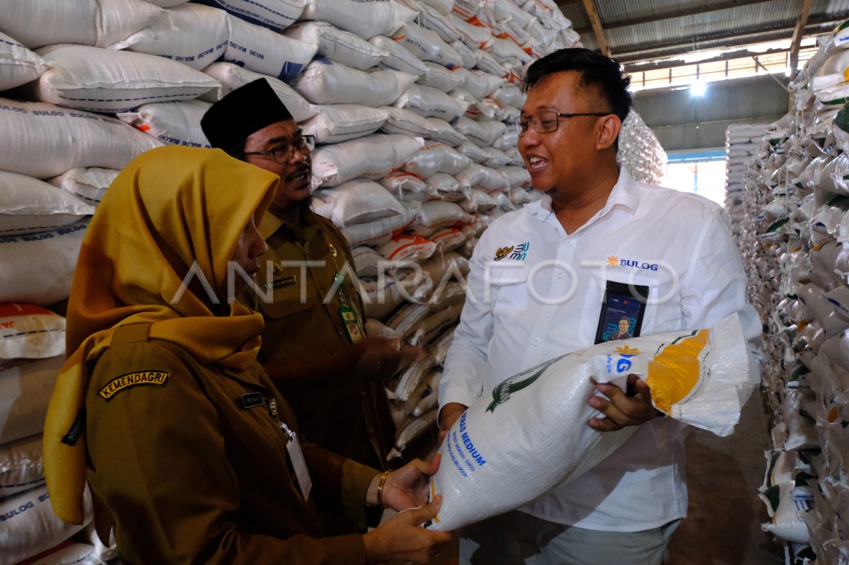 Bulog Kalbar Luncurkan Bantuan Pangan Beras | ANTARA Foto