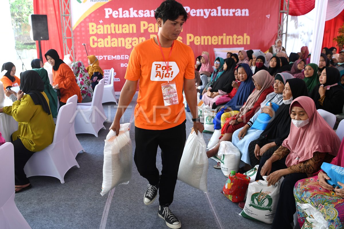 Penyaluran Bantuan Pangan Cadangan Beras Pemerintah | ANTARA Foto