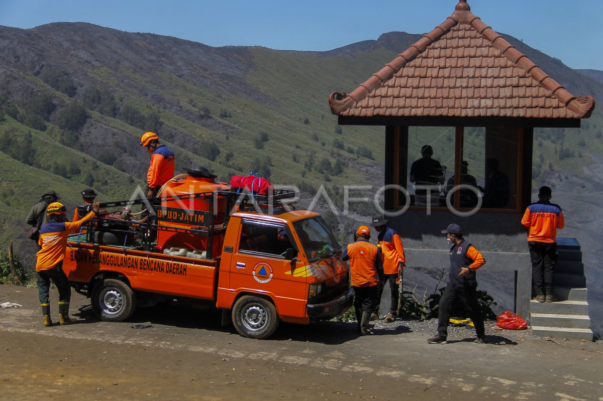 Upaya pemadaman api kebakaran Gunung Bromo