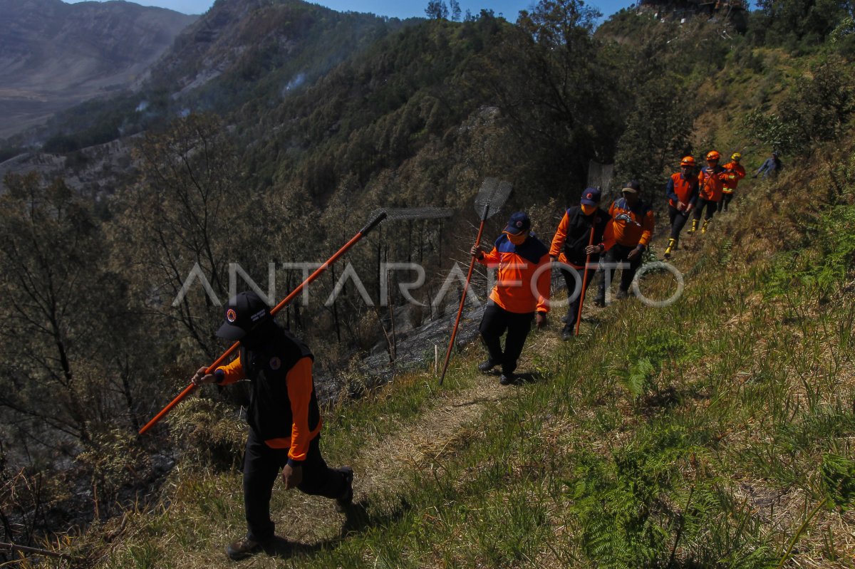 Upaya pemadaman api kebakaran Gunung Bromo