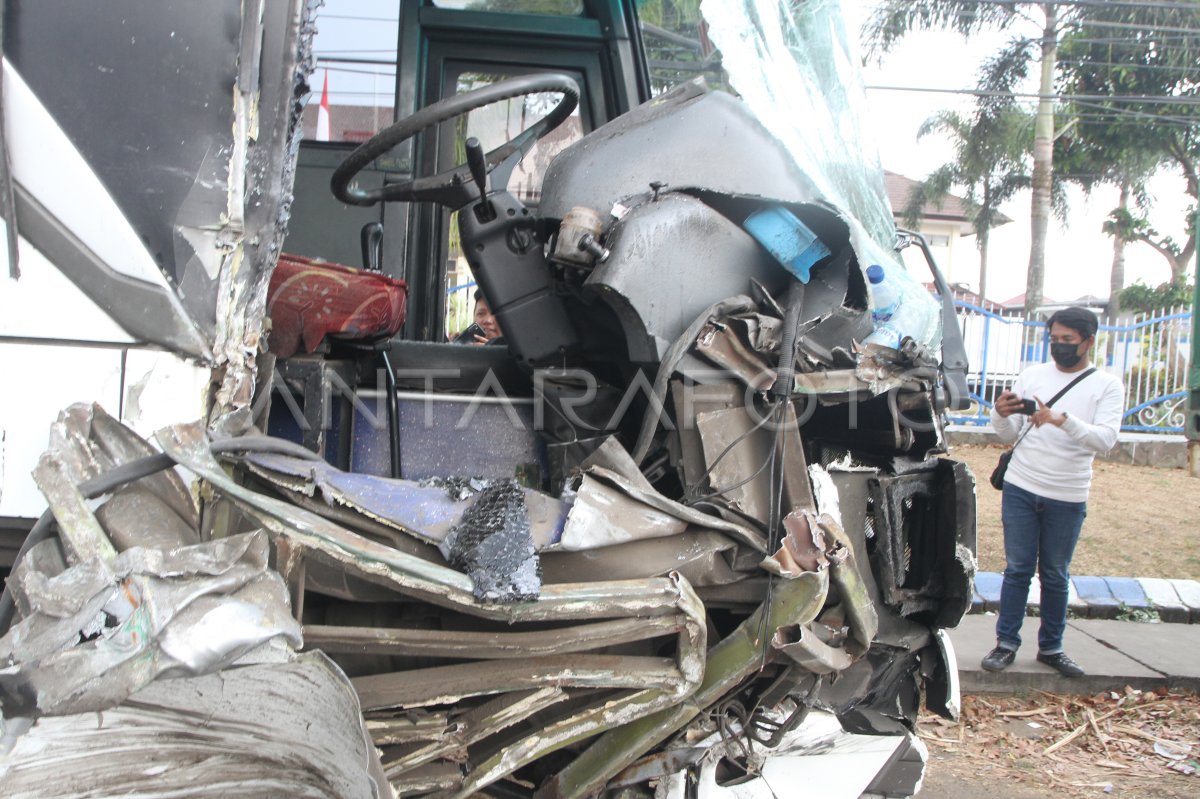 Kecelakaan Bus Di Malang | ANTARA Foto