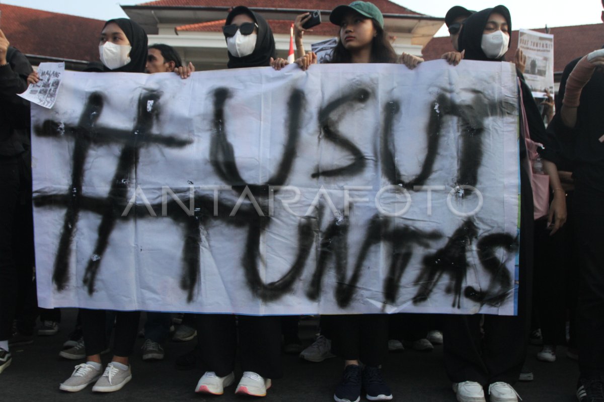 Aksi Kamisan memprotes penyelesaian tragedi Kanjuruhan