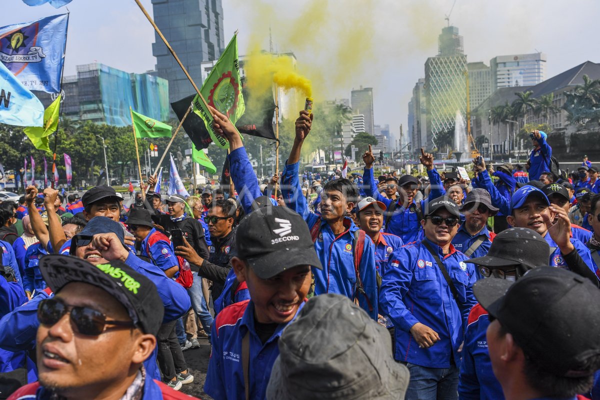 Unjuk Rasa Buruh Tolak UU Cipta Kerja Di Jakarta | ANTARA Foto