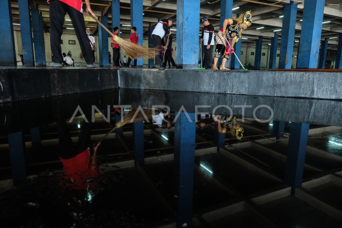 Aksi bersih terminal di Solo