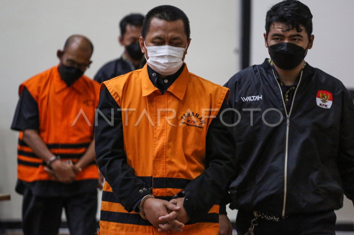 Penahanan tersangka kasus korupsi bansos