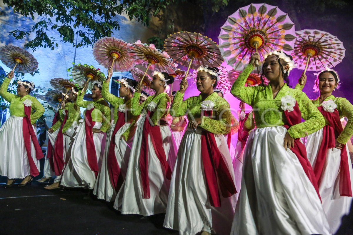 Pertunjukan Fiesta Folklore Nusantara di Kota Lama Semarang