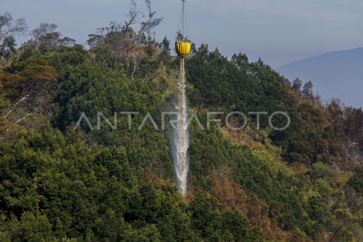 Upaya pemadaman api kebakaran Gunung Bromo