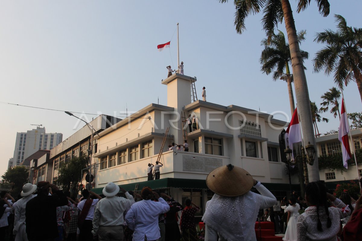 Drama Kolosal Perobekan Bendera Belanda Antara Foto