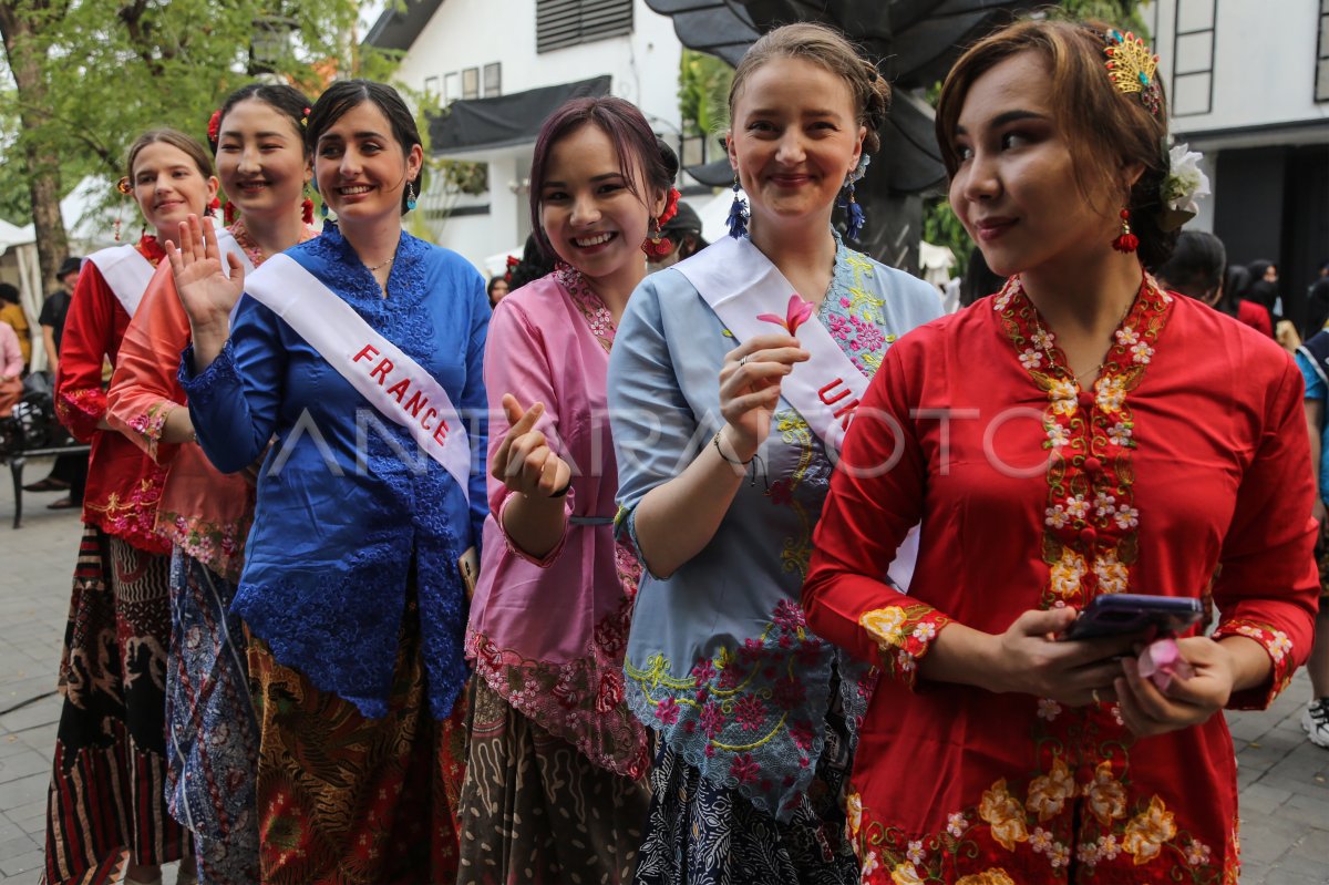 Parade milenial berkebaya di Kota Lama Semarang