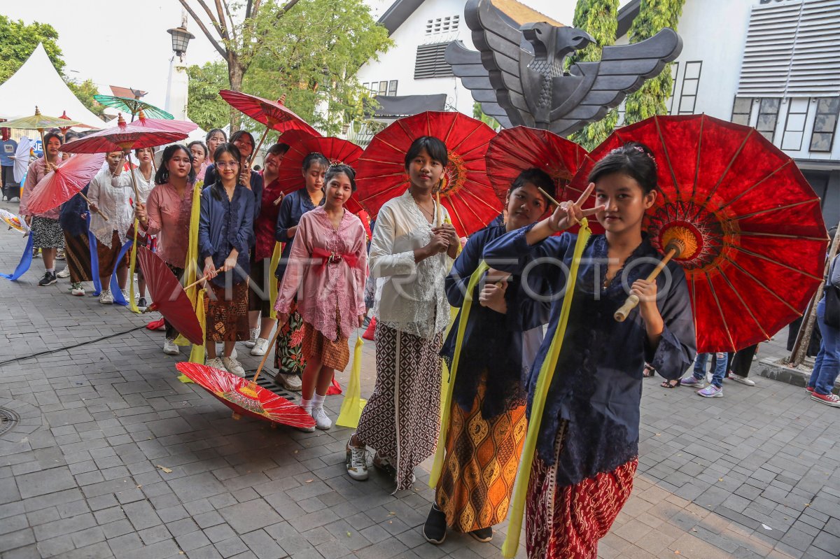 Parade milenial berkebaya di Kota Lama Semarang