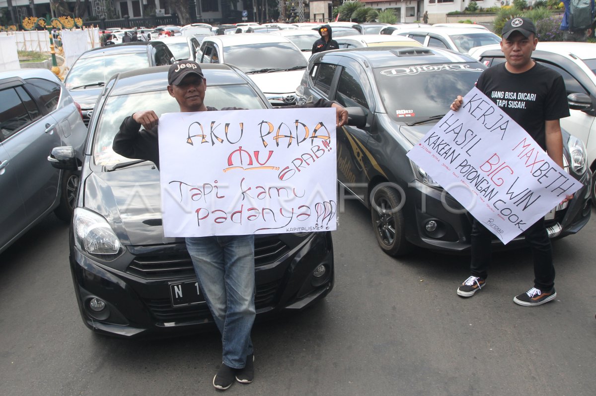 Aksi mogok massal pengemudi taksi daring di Malang