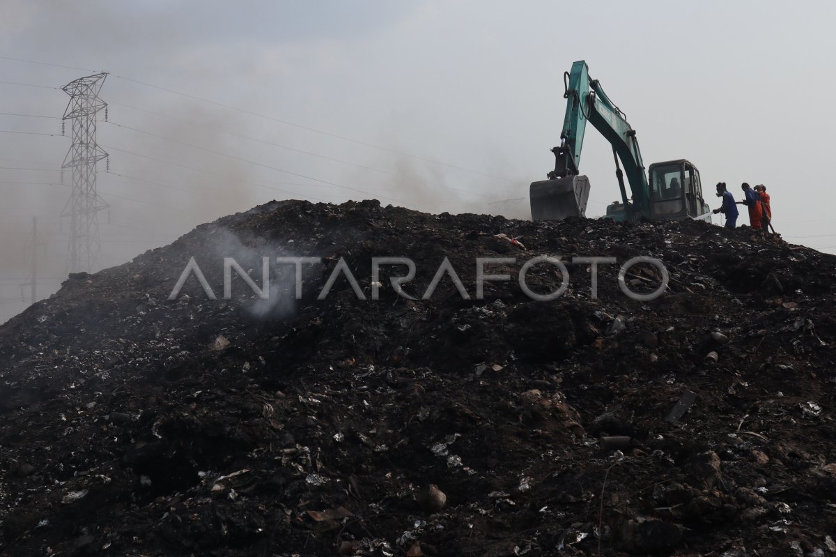 Kebakaran sampah TPA Randegan Mojokerto